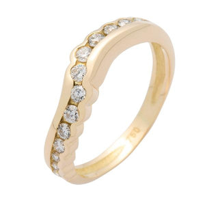 Alliance en or jaune sertie de diamants.-Alliances diamants-Marque:Référence: 1.190Métal: Or jauneTitre: 18 caratsPoids du métal: 2,90 GrType de pierre: Diamant(s)Poids: 0,29 CtForme - taille: Taille brillantCouleur: FPureté: SI1Comment choisir sa taille de doigt:cliquer pour découvrir notre guide des tailles imprimable-DIAM'S- -DIAM'S NC