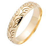 Alliance ruban bombé en or jaune. Largeur 5 mm. Motif pneu.-Alliance or et argent-Marque:Référence: RB.5-L10.17Métal: Or jauneTitre: 18 caratsPoids du métal: 4,40 GrComment choisir sa taille de doigt:cliquer pour découvrir notre guide des tailles imprimable-DIAM'S- -DIAM'S NC