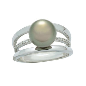 Bague en or blanc sertie de diamants et perle de Tahiti-Bagues perle et diamant-Marque:Référence: D7.40-OBMétal: Or blancTitre: 18 caratsPoids du métal: 6,10 GrType de pierre: Perle(s) de TahitiForme - taille: Semi rondePureté: AType de pierre (2): Diamant(s)Poids (2): 0,05 CtForme - taille (2): Taille brillantCouleur (2): FPureté (2): SI1Comment choisir sa taille de doigt:cliquer pour découvrir notre guide des tailles imprimable-DIAM'S- -DIAM'S NC