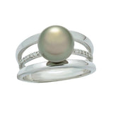 Bague en or blanc sertie de diamants et perle de Tahiti-Bagues perle et diamant-Marque:Référence: D7.40-OBMétal: Or blancTitre: 18 caratsPoids du métal: 6,10 GrType de pierre: Perle(s) de TahitiForme - taille: Semi rondePureté: AType de pierre (2): Diamant(s)Poids (2): 0,05 CtForme - taille (2): Taille brillantCouleur (2): FPureté (2): SI1Comment choisir sa taille de doigt:cliquer pour découvrir notre guide des tailles imprimable-DIAM'S- D7.40-OB-DIAM'S NC