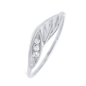 Bague en or blanc sertie de diamants.-Bagues diamants-Marque:Référence: 2.18-OBMétal: Or blancTitre: 18 caratsPoids du métal: 1,30 GrType de pierre: Diamant(s)Poids: 0,03 CtForme - taille: Taille brillantCouleur: FPureté: SI1Comment choisir sa taille de doigt:cliquer pour découvrir notre guide des tailles imprimable-DIAM'S- 2.18-OB-DIAM'S NC