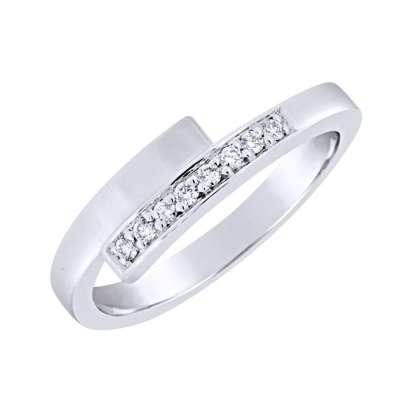 Bague en or blanc sertie de diamants.-Bagues diamants-Marque:Référence: D9.14-OBMétal: Or blancTitre: 18 caratsPoids du métal: 3,40 GrType de pierre: Diamant(s)Poids: 0,08 CtForme - taille: Taille brillantCouleur: FPureté: SI1Comment choisir sa taille de doigt:cliquer pour découvrir notre guide des tailles imprimable-DIAM'S- -DIAM'S NC