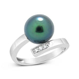 Bague en or blanc sertie d'une perle de Tahiti et de diamants.-Bagues perle et diamant-Marque:Référence: D7.25-OBMétal: Or blancTitre: 18 caratsPoids du métal: 2,90 GrType de pierre: Perle(s) de TahitiForme - taille: RondePureté: AType de pierre (2): Diamant(s)Poids (2): 0,03 CtForme - taille (2): Taille brillantCouleur (2): FPureté (2): SI1Comment choisir sa taille de doigt:cliquer pour découvrir notre guide des tailles imprimable-DIAM'S- D7.25-OB-DIAM'S NC