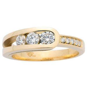 Bague en or jaune sertie de diamants.-Bagues diamants-Marque:Référence: D9.43Métal: Or jauneTitre: 18 caratsPoids du métal: 4,80 GrType de pierre: Diamant(s)Poids: 0,50 CtForme - taille: Taille brillantCouleur: FPureté: SI1Comment choisir sa taille de doigt:cliquer pour découvrir notre guide des tailles imprimable-DIAM'S- -DIAM'S NC