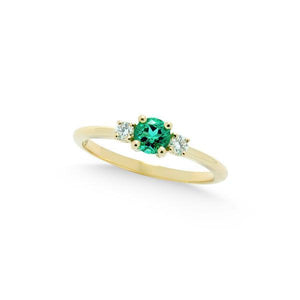 Bague en or jaune sertie d'une émeraude de synthese et de diamants.-Bagues pierres précieuses-Marque:Référence: D9.224-EMLABMétal: Or jauneTitre: 18 caratsPoids du métal: 1,90 GrType de pierre: Emeraude de synthèsePoids: 0,25 CtForme - taille: Taille brillantCouleur: VertType de pierre (2): Diamant(s)Poids (2): 0,08 CtForme - taille (2): Taille brillantCouleur (2): FPureté (2): SI1FIComment choisir sa taille de doigt:cliquer pour découvrir notre guide des tailles imprimable-DIAM'S- -DIAM'S NC