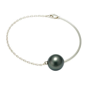 Bracelet en argent mi rigide avec chaine et perle de Tahiti-Bracelets perle-Marque:Référence: BR-P201-CH-AMétal: ArgentTitre: 925Poids du métal: 5,34 GrType de pierre: Perle(s) de TahitiForme - taille: DropPureté: A-DIAM'S- -DIAM'S NC