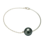 Bracelet en argent mi rigide avec chaine et perle de Tahiti-Bracelets perle-Marque:Référence: BR-P201-CH-AMétal: ArgentTitre: 925Poids du métal: 5,34 GrType de pierre: Perle(s) de TahitiForme - taille: DropPureté: A-DIAM'S- -DIAM'S NC