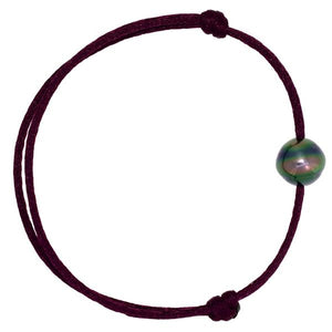 Bracelet petit satin violet une Perle de Tahiti-Bracelets perle-Marque:Référence: BRS.7-230-VIMétal: Titre: -Poids du métal: 0,02 GrType de pierre: Perle(s) de TahitiForme - taille: Cerclée-DIAM'S- -DIAM'S NC