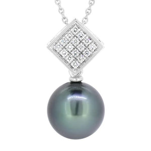 Pendentif en or blanc serti de diamants et d'une perle de Tahiti.-Pendentifs & Colliers perle et diamants-Marque:Référence: D3.52-OBMétal: Or blancTitre: 18 caratsPoids du métal: 1,30 GrType de pierre: Perle de TAHITIPureté: AType de pierre (2): Diamant(s)Poids (2): 0,16 CtForme - taille (2): Taille brillantCouleur (2): FPureté (2): SI1-DIAM'S- D3.52-OB-DIAM'S NC