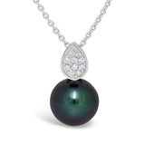 Pendentif en or blanc serti de diamants et perle de Tahiti de 9.6mm à 10.5mm.-Pendentifs & Colliers perle et diamants-Marque:Référence: D3.144-OB-PMétal: Or blancTitre: 18 caratsPoids du métal: 0,60 GrType de pierre: Perle de TAHITIForme - taille: RondePureté: AType de pierre (2): Diamant(s)Poids (2): 0,10 CtForme - taille (2): Taille brillantCouleur (2): FPureté (2): SI1-DIAM'S- D3.144-OB-P-DIAM'S NC