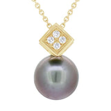 Pendentif en or jaune serti de diamants et d'une perle de Tahiti.-Pendentifs & Colliers perle et diamants-Marque:Référence: D3.14/173Métal: Or jauneTitre: 18 caratsPoids du métal: 1,10 GrType de pierre: Diamant(s)Poids: 0,08 CtForme - taille: Taille brillantCouleur: FPureté: SI1Type de pierre (2): Perle de TAHITIPoids (2): Forme - taille (2): Semi rondeCouleur (2): Pureté (2):-DIAM'S- D3.14/173-DIAM'S NC