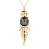 Pendentif flèche faitière en or jaune et perle de Tahiti,région de Houailou.-Pendentifs & Colliers perle-Marque:Référence: 5.12-PMétal: Or jauneTitre: 18 caratsPoids du métal: 2,00 GrType de pierre: Perle(s) de Tahiti-DIAM'S- -DIAM'S NC