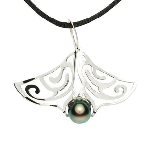 Pendentif raie ajourée en argent et perle de Tahiti-Pendentifs & Colliers perle-Marque:Référence: L3.39-A-PMétal: ArgentTitre: 925Poids du métal: 2,50 GrType de pierre: Perle(s) de TahitiForme - taille: Cerclée-DIAM'S- -DIAM'S NC