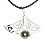 Pendentif raie ajourée en argent et perle de Tahiti-Pendentifs & Colliers perle-Marque:Référence: L3.39-A-PMétal: ArgentTitre: 925Poids du métal: 2,50 GrType de pierre: Perle(s) de TahitiForme - taille: Cerclée-DIAM'S- -DIAM'S NC