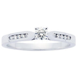 Solitaire en or blanc serti de diamants.-Solitaires accompagnés-Marque:Référence: D0.76-OBMétal: Or blancTitre: 18 caratsPoids du métal: 3,40 GrType de pierre: Diamant(s)Poids: 0,15 CtForme - taille: Taille brillantCouleur: FPureté: SI1Type de pierre (2): Diamant(s)Poids (2): 0,10 CtForme - taille (2): Taille brillantCouleur (2): FPureté (2): SI1Comment choisir sa taille de doigt:cliquer pour découvrir notre guide des tailles imprimable-DIAM'S- -DIAM'S NC