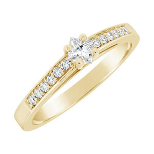 Solitaire en or jaune serti de diamants.-Solitaires accompagnés-Marque:Référence: D0.100Métal: Or jauneTitre: 18 caratsPoids du métal: 3,10 GrType de pierre: Diamant(s)Poids: 0,15 CtForme - taille: Taille princesseCouleur: FPureté: SI2SI2Type de pierre (2): Diamant(s)Poids (2): 0,12 CtForme - taille (2): Taille brillantCouleur (2): FPureté (2): SI1Comment choisir sa taille de doigt:cliquer pour découvrir notre guide des tailles imprimable-DIAM'S- -DIAM'S NC