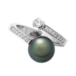 Bague en or blanc 18 cts , 14 diamants : 0,1 ct 1 diamant de 0.15 ct et une perle de Tahiti-Bagues perle et diamant-Marque:Référence: D9.7-OB-PMétal: Or blancTitre: 18 caratsPoids du métal: 4,80 GrType de pierre: Diamant(s)Poids: 0,01 CtForme - taille: Taille brillantCouleur: FPureté: SI1Type de pierre (2): Poids (2): 0,15 CtForme - taille (2): Couleur (2): Pureté (2): Comment choisir sa taille de doigt:cliquer pour découvrir notre guide des tailles imprimable-DIAM'S- D9.7-OB-P-DIAM'S NC