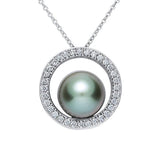 Pendentif en or blanc serti de diamants et perle de Tahiti.-Pendentifs & Colliers perle et diamants-Marque:Référence: D3.95-OBMétal: Or blancTitre: 18 caratsPoids du métal: 3,10 GrType de pierre: Perle de TAHITIForme - taille: RondePureté: AType de pierre (2): Diamant(s)Poids (2): 0,32 CtForme - taille (2): Taille brillantCouleur (2): FPureté (2): SI1-DIAM'S- D3.95-OB-DIAM'S NC