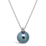 Pendentif en or blanc serti d'un diamant et perle de Tahiti.-Pendentifs & Colliers perle et diamants-Marque:0Référence: D3.146-OBMétal: Or blancTitre: 18 caratsPoids du métal: 0,20 GrType de pierre: Diamant(s)Poids: 0,10 CtForme - taille: Taille brillantCouleur: FPureté: SI1-DIAM'S- D3.146-OB-DIAM'S NC