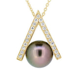 Pendentif en or jaune serti de diamants et perle de Tahiti.-Pendentifs & Colliers perle et diamants-Marque:Référence: D3.56-PMétal: Or jauneTitre: 18 caratsPoids du métal: 3,80 GrType de pierre: Perle(s) de TahitiForme - taille: RondePureté: AType de pierre (2): Diamant(s)Poids (2): 0,23 CtForme - taille (2): Taille brillantCouleur (2): FPureté (2): SI1-DIAM'S- D3.56-P-DIAM'S NC