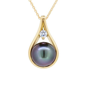 Pendentif en or jaune serti d'un diamant et d'une perle de Tahiti.-Pendentifs & Colliers perle et diamants-Marque:Référence: D3.97Métal: Or jauneTitre: 18 caratsPoids du métal: 1,70 GrType de pierre: Perle de TAHITIForme - taille: RondePureté: AType de pierre (2): Diamant(s)Poids (2): 0,07 CtForme - taille (2): Taille brillantCouleur (2): FPureté (2): SI1-DIAM'S- D3.97-DIAM'S NC